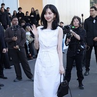 Dalam kesempatan itu, Karina aespa tampil fresh dengan potongan rambut classic bob sebahu tanpa layer. Berbalut gaun putih, yang menyorot keanggunannya. Penampilan Karina dilengkapi dengan hand bag hitam. Foto: Instagram