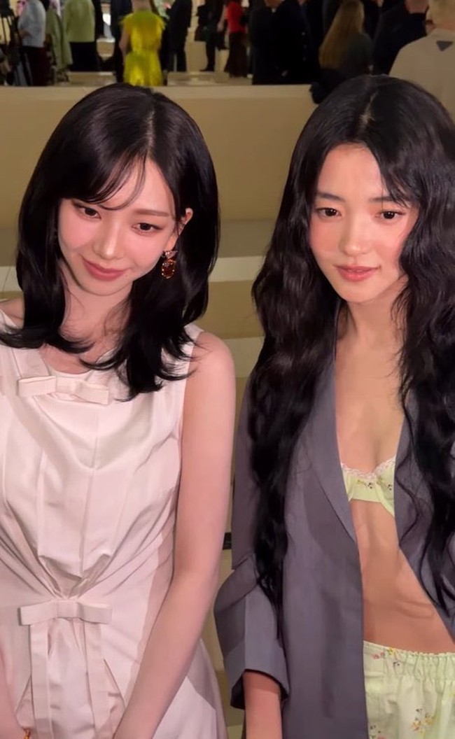 Momen Karina aespa dan Kim Tae Ri foto bersama sontak ramai menjadi perbincangan. Sebelumnya mereka pernah terlihat satu frame selama acara MAMA Awards 2024 di Jepang. Foto: Instagram