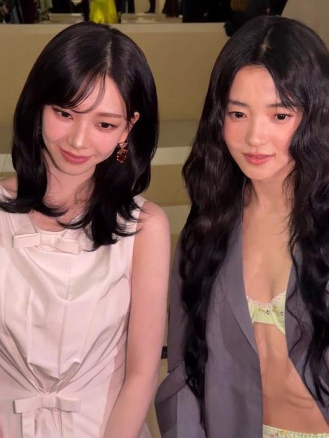 Adu Gaya Kim Tae Ri Pakai Bra di Show Prada, Karina Tampil Bergaun Putih