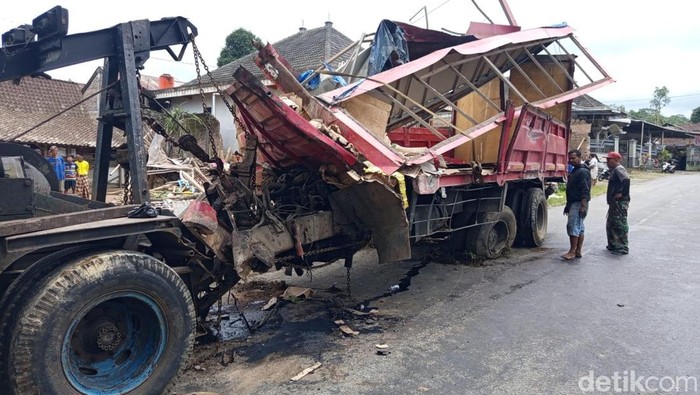 Kecelakaan truk tronton tabrak rumah di Magelang menyisakan kerusakan serius, Jumat (27/2/2026).