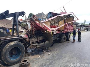 Video: Truk Remuk Tak Berbentuk Usai Tabrak 3 Rumah di Magelang
