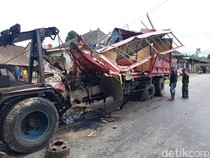 Video: Truk Remuk Tak Berbentuk Usai Tabrak 3 Rumah di Magelang
