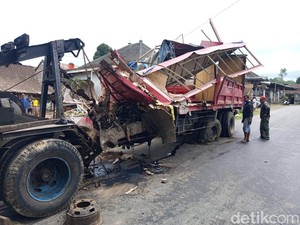 Remuknya Truk Tronton Tabrak 3 Rumah di Magelang, Kabin dan Mesin Hilang