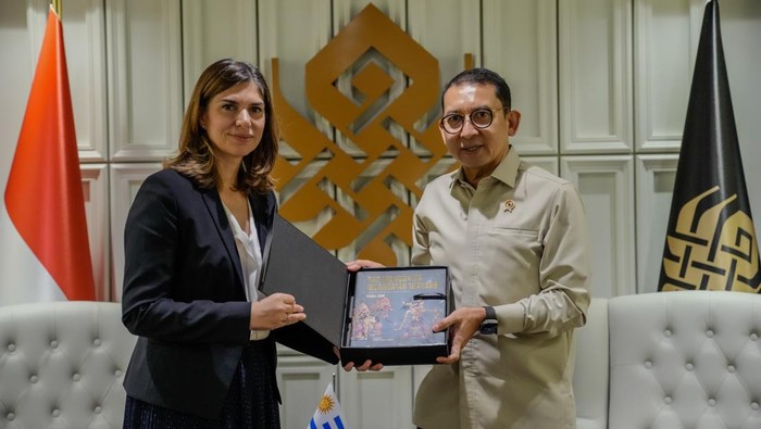 **Menbud Fadli Zon & Dubes Uruguai Bersama-sama Menjelajahi Sinergi Kebudayaan**