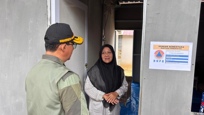 Kepala Badan Nasional Penanggulangan (BNPB), Letjen TNI Suharyanto saat mengecek Huntara di Aceh Tamiang