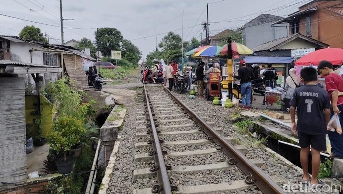 Keramaian di rel kereta jelang waktu berbuka puasa