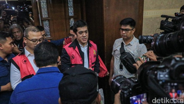 Muhammad Kerry Adrianto Riza, anak dari tersangka Riza Chalid, bersama dua terdakwa lainnya menjalani sidang pembacaan vonis dalam perkara dugaan korupsi tata kelola minyak mentah dan produk kilang periode 2018–2023 di Pengadilan Tipikor Jakarta, Jumat (27/2/2026).