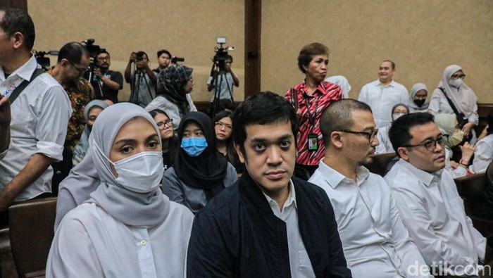 Muhammad Kerry Adrianto Riza, son of the suspect Riza Chalid, along with two other defendants underwent a verdict hearing in the case of alleged corruption in the management of crude oil and refined products for the 2018–2023 period at the Jakarta Corruption Court, Friday (27/2/2026).