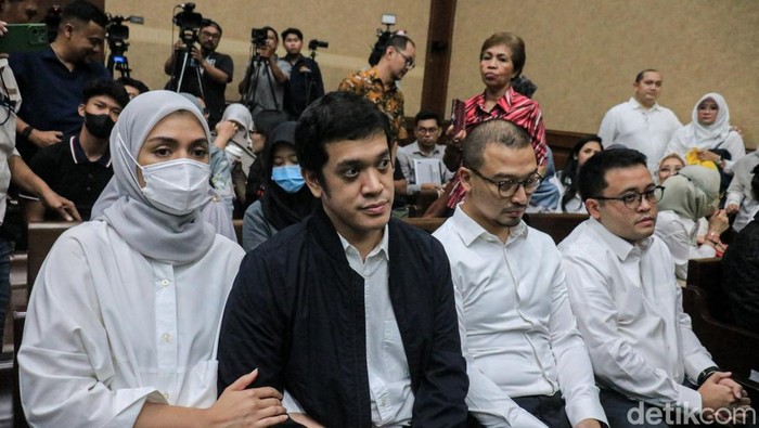 Muhammad Kerry Adrianto Riza, son of the suspect Riza Chalid, along with two other defendants underwent a verdict hearing in the case of alleged corruption in the management of crude oil and refined products for the 2018–2023 period at the Jakarta Corruption Court, Friday (27/2/2026).