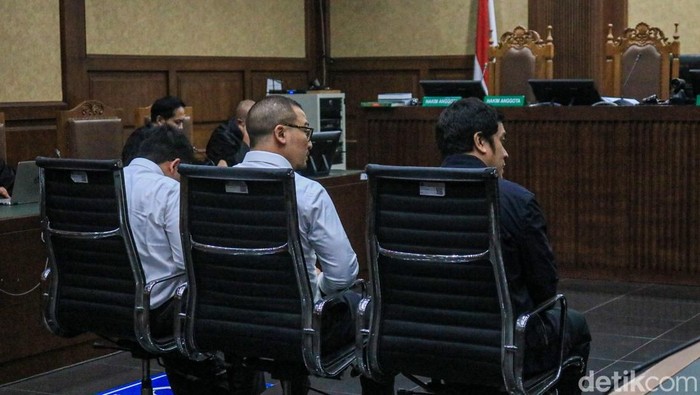 Muhammad Kerry Adrianto Riza, son of the suspect Riza Chalid, along with two other defendants underwent a verdict hearing in the case of alleged corruption in the management of crude oil and refined products for the 2018–2023 period at the Jakarta Corruption Court, Friday (27/2/2026).