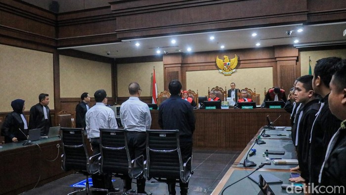Muhammad Kerry Adrianto Riza, son of the suspect Riza Chalid, along with two other defendants underwent a verdict hearing in the case of alleged corruption in the management of crude oil and refined products for the 2018–2023 period at the Jakarta Corruption Court, Friday (27/2/2026).