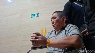 Pakai Kursi Roda, Ko Erwin Bandar Narkoba Tiba di Bareskrim