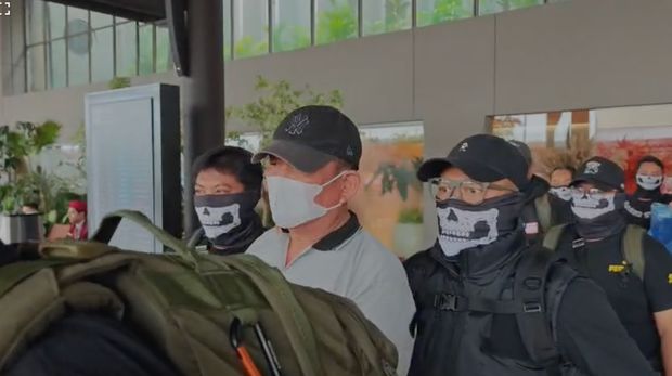 Ko Erwin, buron bandar sabu di NTB ditangkap Bareskrim di Tanjung Balai, Sumatera Utara, Kamis (26/2/2026). Ko Erwin bermasker putih dan topi hitam tiba di Bandara Soetta dengan pengawalan ketat polisi.