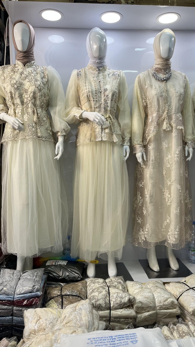 Tak hanya soal nama, kekuatan utama tren ini juga terletak pada detail busananya yang modern. Menurut Elgi, desain gamis hadir lebih segar dibandingkan model gamis konvensional. “Berbeda dari gamis pada umumnya yang cenderung polos atau berhiaskan manik-manik, gamis Bini Orang menawarkan aksen yang lebih kekinian dan memiliki ciri khas tersendiri, klaimnya.  Foto: Dok. Gresnia/Wolipop.