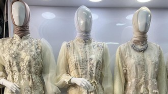 Intip Tren Baju Lebaran Cheongsam Ala Gen Z di Pasar Tanah Abang