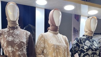 Intip Tren Baju Lebaran Cheongsam Ala Gen Z di Pasar Tanah Abang