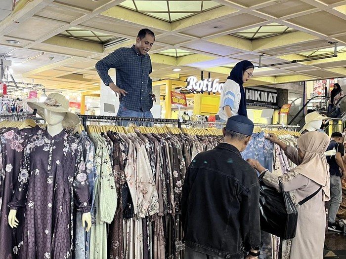 Koleksi baju Lebaran 2026 yang ada di Tanah Abang.