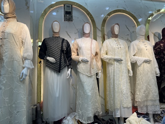 Elgi Artha dari Indra Fashion, toko yang berlokasi di Pasar Johar, Kota Semarang, Jawa Tengah yang mengunggah soal gamis Bini Orang itu mengungkapkan bahwa nama unik tersebut sebenarnya merupakan strategi penamaan agar produk lebih mudah diingat. Ia menjelaskan bahwa Bini Orang sebenarnya memiliki nama asli Gamis Inara, namun karena momentum tren, nama tersebut pun diubah. “Bini orang asli namanya gamis inara, tapi karena sedang trending dan lebih menarik jadinya gamis model bini orang, ungkap Elgi kepada Wolipop.  Foto: Dok. Gresnia/Wolipop