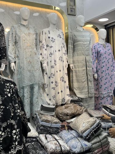 Koleksi baju Lebaran 2026 yang ada di Tanah Abang.