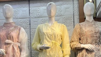 Warna Butter Yellow Jadi Tren Baju Lebaran, Gaya Maia Diserbu di Tanah Abang