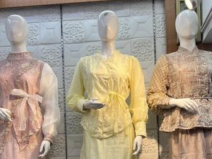 Warna Butter Yellow Jadi Tren Baju Lebaran, Gaya Maia Diserbu di Tanah Abang