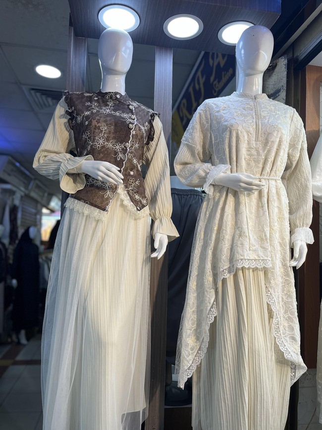 Pemilihan nama Bini Orang yang kontroversial ini rupanya merupakan strategi marketing untuk menarik perhatian pembeli. Berbeda dari gamis pada umumnya yang cenderung polos, model ini menawarkan aksen yang menonjolkan siluet melalui layer lengkungan melebar di bagian bawah serta aksen susun yang menarik pada bagian lengan. Foto: Dok. Gresnia/Wolipop.