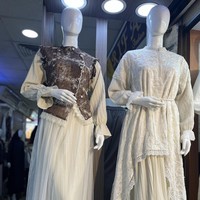 Pemilihan nama Bini Orang yang kontroversial ini rupanya merupakan strategi marketing untuk menarik perhatian pembeli. Berbeda dari gamis pada umumnya yang cenderung polos, model ini menawarkan aksen yang menonjolkan siluet melalui layer lengkungan melebar di bagian bawah serta aksen susun yang menarik pada bagian lengan. Foto: Dok. Gresnia/Wolipop.