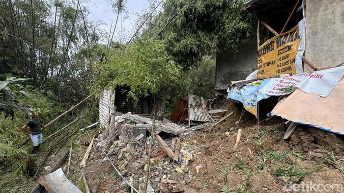 Kondisi rumah milik warga Dukuh Gobok, Gunungsari, Kaliori, Rembang, yang terdampak bencana alam tanah gerak, Jumat (27/2/2026).