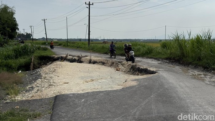 Kondisi terkini Jalan Nganguk-Pentil di Desa Gunubgsari, Kaliori, Rembang, Jumat (27/2/2026).