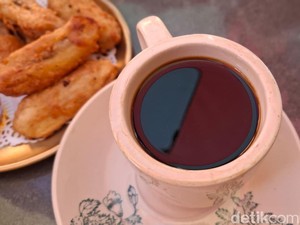 Kopi Bo Eng: Kedai Kopi Tertua di Palembang yang Punya Kopi dan Pisgor Klasik