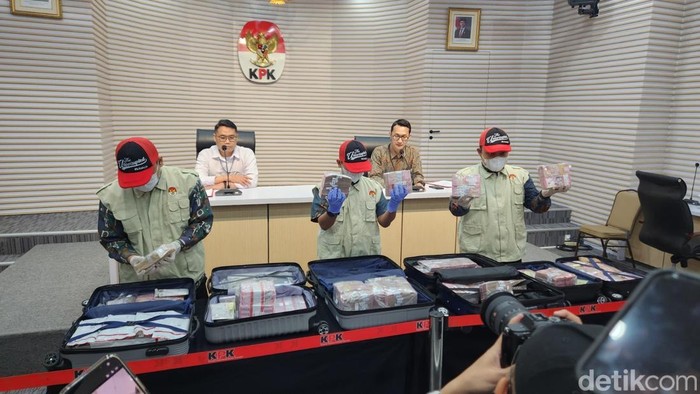KPK menyita uang Rp 5,19 miliar dalam lima koper dari sebuah safe house di Ciputat. (Adrial/detikcom)