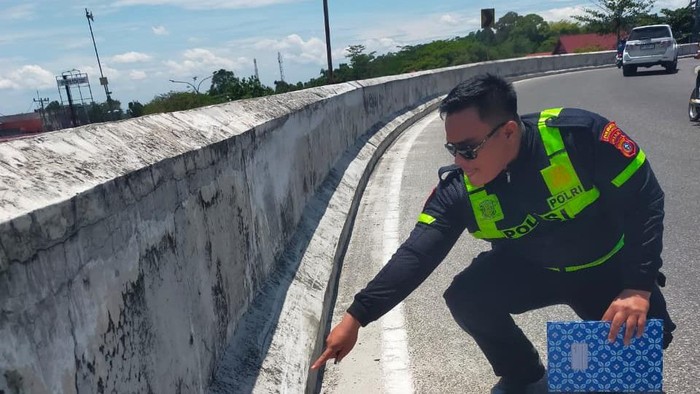 Wanita Pemotor Tabrak Pembatas, Jatuh dari Flyover 15 Meter di Riau!