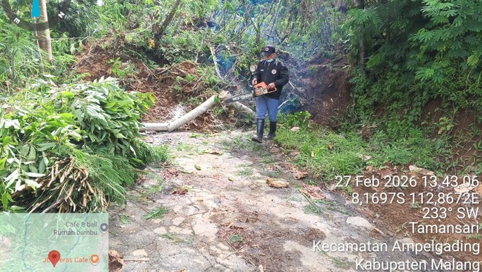Tanah longsor tutup akses jalan antar dusun di Apelgading, Kabupaten Malang