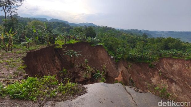 Penampakan longsor yang meluas di Desa Kalongan, Ungaran, Kabupaten Semarang, Jumat (27/2/2026).