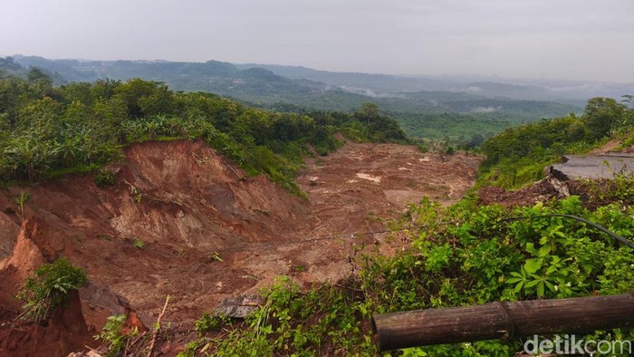 Kondisi longsor di Jalan Arjuna, Kalongan, Kecamatan Ungaran Timur, Kabupaten Semarang, Jumat (27/2/2026).