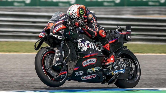 Marco Bezzecchi saat melaju kencang di Sirkuit Buriram.