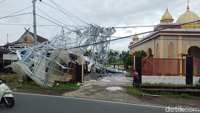 Angin puting beliung menerbangkan atap bangunan toko roti di Kabupaten Maros, Sulawesi Selatan (Sulsel).