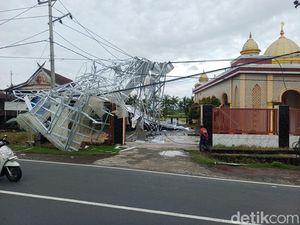 Angin Puting Beliung Terbangkan Atap Toko Roti di Maros Timpa Rumah-Masjid