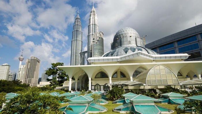 Masjid Asy-Syakirin dengan view Tower Petronas, Kuala Lumpur