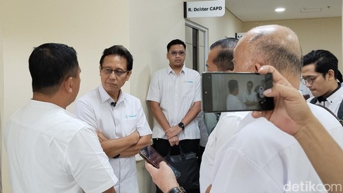Menkes, Budi Gunadi Sadikin mengecek ruangan RSUD Kota Bima, Jumat, (27/2/2026). (Dok. Rafiin/detikBali)