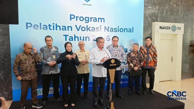Menko Perekonomian Airlangga Hartarto dan Menaker Yassierli membuka program pelatihan vokasi 2026 di Jakarta, Jumat (27/2/2026). (CNBC Indonesia/Ferry Sandi)