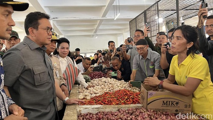Mendag Budi Santoso saat tinjau harga bahan pokok di Pasar Gambir Tebing Tinggi