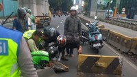 Mobil Tabrak Separator Busway di Jl Gatsu, Lalin Arah Kuningan Tersendat