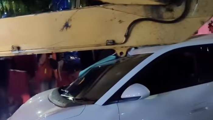 Mobil listrik tertimpa lengan ekskavator di Jaksel. (Dok. video viral)