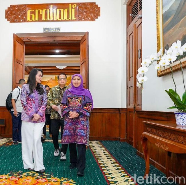 Momen Pertemuan Gubernur Khofifah dengan Gubernur Sherly Tjoanda di Grahadi