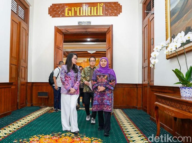 Momen Pertemuan Gubernur Khofifah dengan Gubernur Sherly Tjoanda di Grahadi