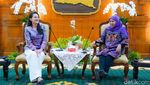 Momen Pertemuan Gubernur Khofifah dengan Gubernur Sherly Tjoanda di Grahadi