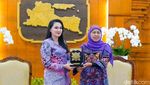 Momen Pertemuan Gubernur Khofifah dengan Gubernur Sherly Tjoanda di Grahadi