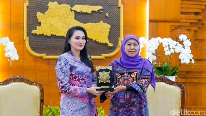 Momen Gubernur Khofifah Bertemu Sherly Tjoanda di Grahadi