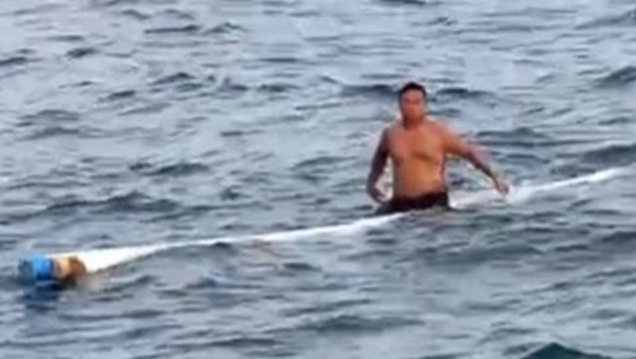 Nelayan bernama Ahmad Iqbal (23) ditemukan selamat terapung di laut menggunakan cadik perahunya.